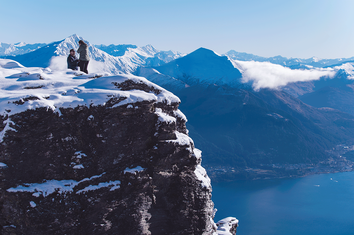 blog post featured image epic queenstown surprise proposal locations Simon proposes to Kelly during a surprise heli proposal at a snowy Cecil Peak (AKA The Ledge) - Fallon Photography snowy surprise Queenstown heli proposal
